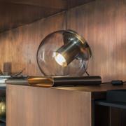 Oluce bordlampe The Globe, guldfarvet/bronze, glas