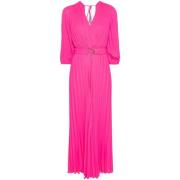 Fuchsia Plisseret V-Neck Kjole