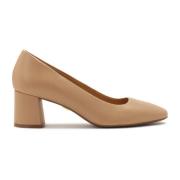 Beige pumps på en stolpe