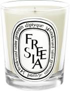 Diptyque Freesia Scented Candle Kvindeduft 190 G - Duftlys hos Magasin