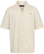 Fred Perry M7820 Mand Ecru Kortærmede Skjorter Str L - hos Magasin